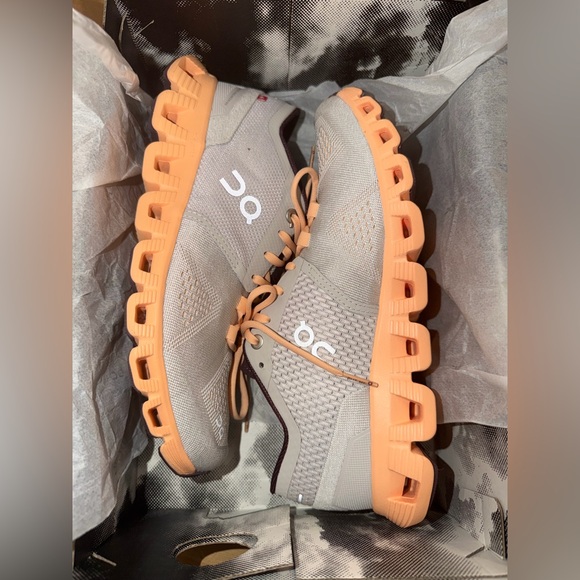 OnCloud X- Running Beige and Peach Sneakers - Picture 4 of 5